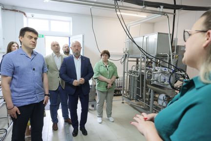 Обновлённое сельхозпроизводство, детский сад и уникальная картинная галерея: Михаил Котюков посетил село Таскино
