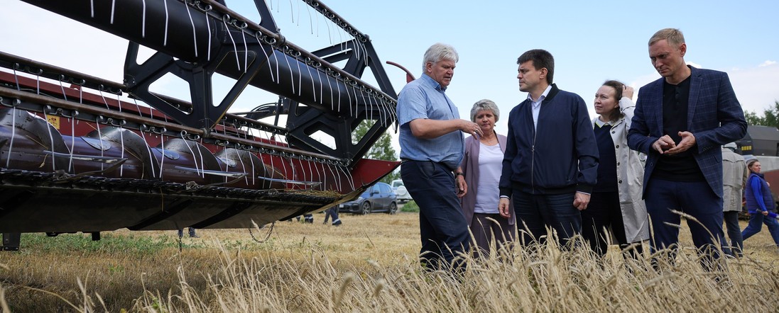 Михаил Котюков оценил ход уборочной кампании в Краснотуранском районе