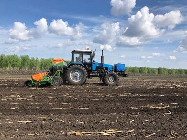 Программа "Знак земли": аграрии края первыми в Сибири вышли на посевную