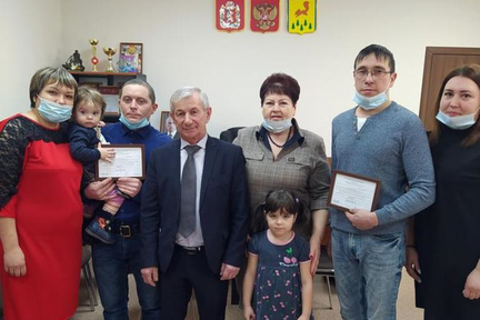 Две молодые семьи в Пировском муниципальном округе Красноярского края получили жилищные сертификаты